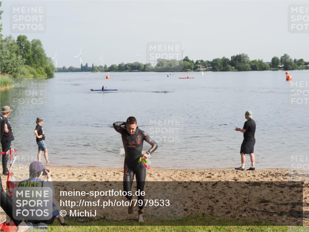 21.06.2025 - 27. Vierlanden-Triathlon MichiJ http://msf.ph/oto/7979533 15.06.2026 08:58:53 Schwimmen 208, 235, 236 meine-sportfotos.de