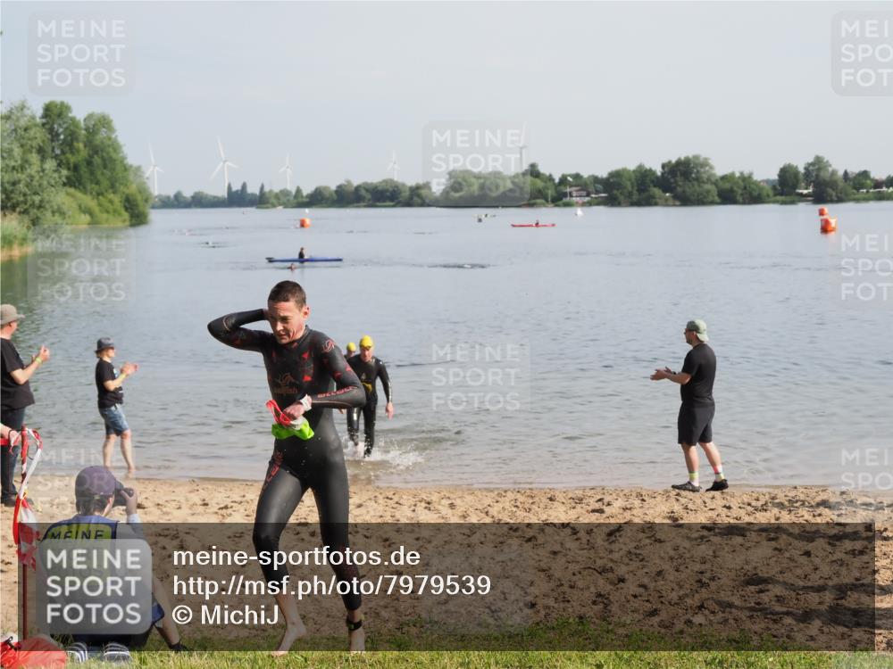 21.06.2025 - 27. Vierlanden-Triathlon MichiJ http://msf.ph/oto/7979539 15.06.2026 08:58:54 Schwimmen 208, 235, 236 meine-sportfotos.de