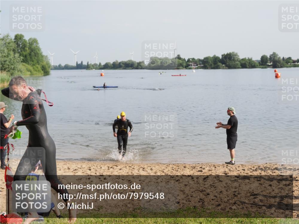 21.06.2025 - 27. Vierlanden-Triathlon MichiJ http://msf.ph/oto/7979548 15.06.2026 08:58:55 Schwimmen 208, 235, 236 meine-sportfotos.de