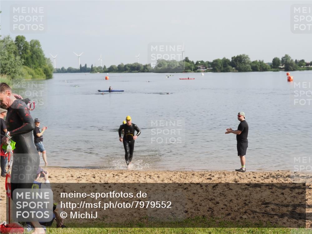 21.06.2025 - 27. Vierlanden-Triathlon MichiJ http://msf.ph/oto/7979552 15.06.2026 08:58:55 Schwimmen 208, 235, 236 meine-sportfotos.de