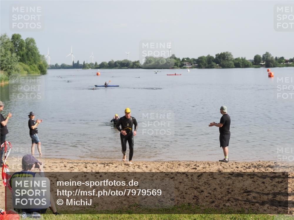 21.06.2025 - 27. Vierlanden-Triathlon MichiJ http://msf.ph/oto/7979569 15.06.2026 08:58:56 Schwimmen 208, 235, 236 meine-sportfotos.de