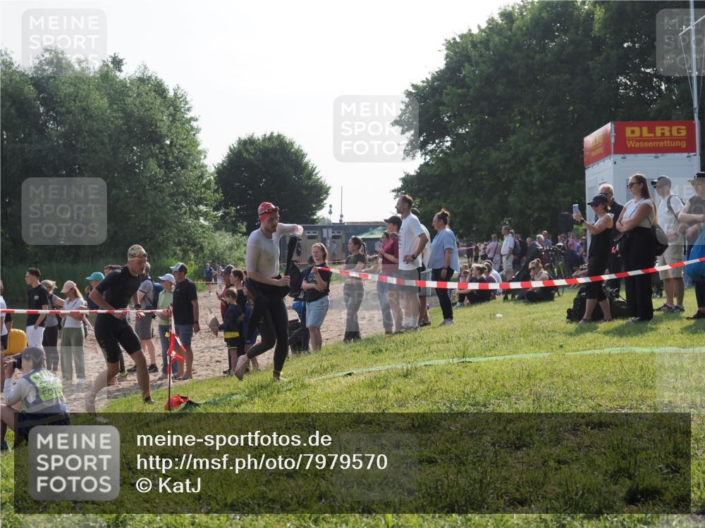 15.06.2025 - 27. Vierlanden-Triathlon KatJ http://msf.ph/oto/7979570 15.06.2025 08:43:35 Schwimmen 65, 74, 148 meine-sportfotos.de