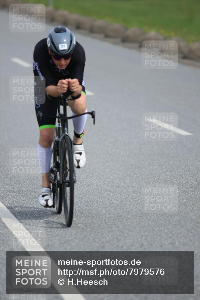 15.06.2025 - 27. Vierlanden-Triathlon H.Heesch http://msf.ph/oto/7979576 15.06.2025 10:33:45 Radfahren 75, 77, 322 meine-sportfotos.de