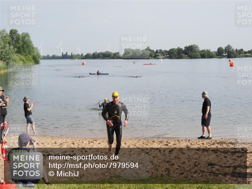 21.06.2025 - 27. Vierlanden-Triathlon MichiJ http://msf.ph/oto/7979594 15.06.2026 08:58:59 Schwimmen 208, 235, 236 meine-sportfotos.de