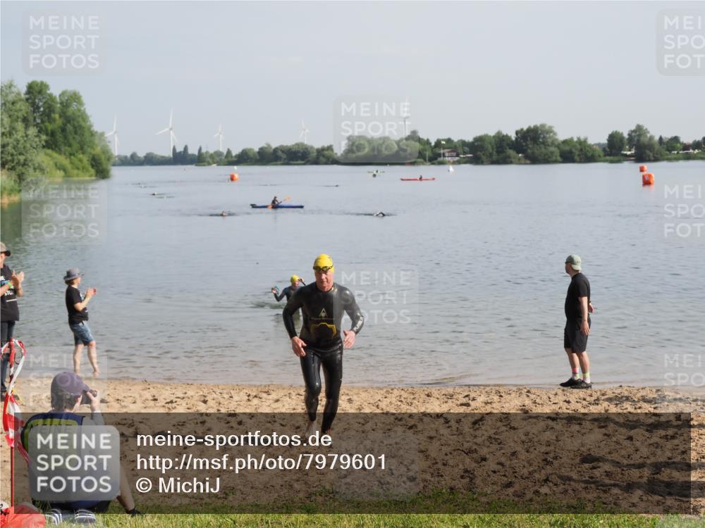21.06.2025 - 27. Vierlanden-Triathlon MichiJ http://msf.ph/oto/7979601 15.06.2026 08:58:59 Schwimmen 208, 235, 236 meine-sportfotos.de