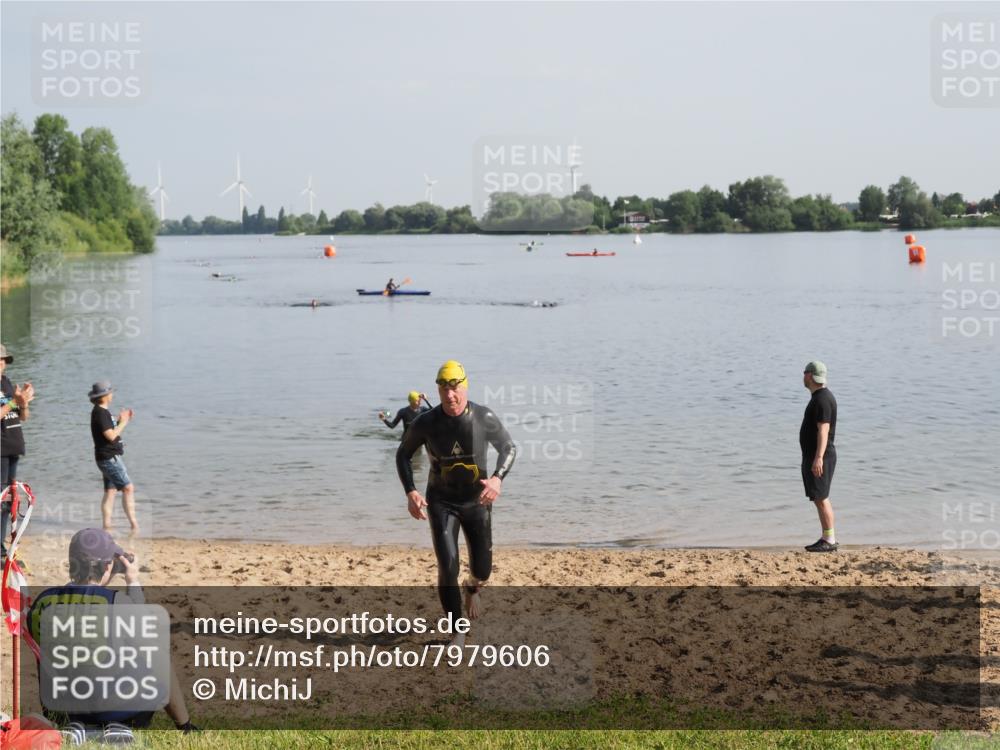 21.06.2025 - 27. Vierlanden-Triathlon MichiJ http://msf.ph/oto/7979606 15.06.2026 08:58:59 Schwimmen 208, 235, 236 meine-sportfotos.de