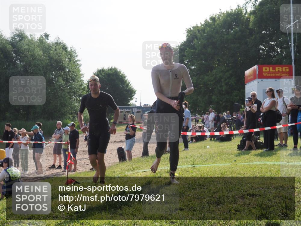 15.06.2025 - 27. Vierlanden-Triathlon KatJ http://msf.ph/oto/7979621 15.06.2025 08:43:37 Schwimmen 32, 65, 74, 148 meine-sportfotos.de