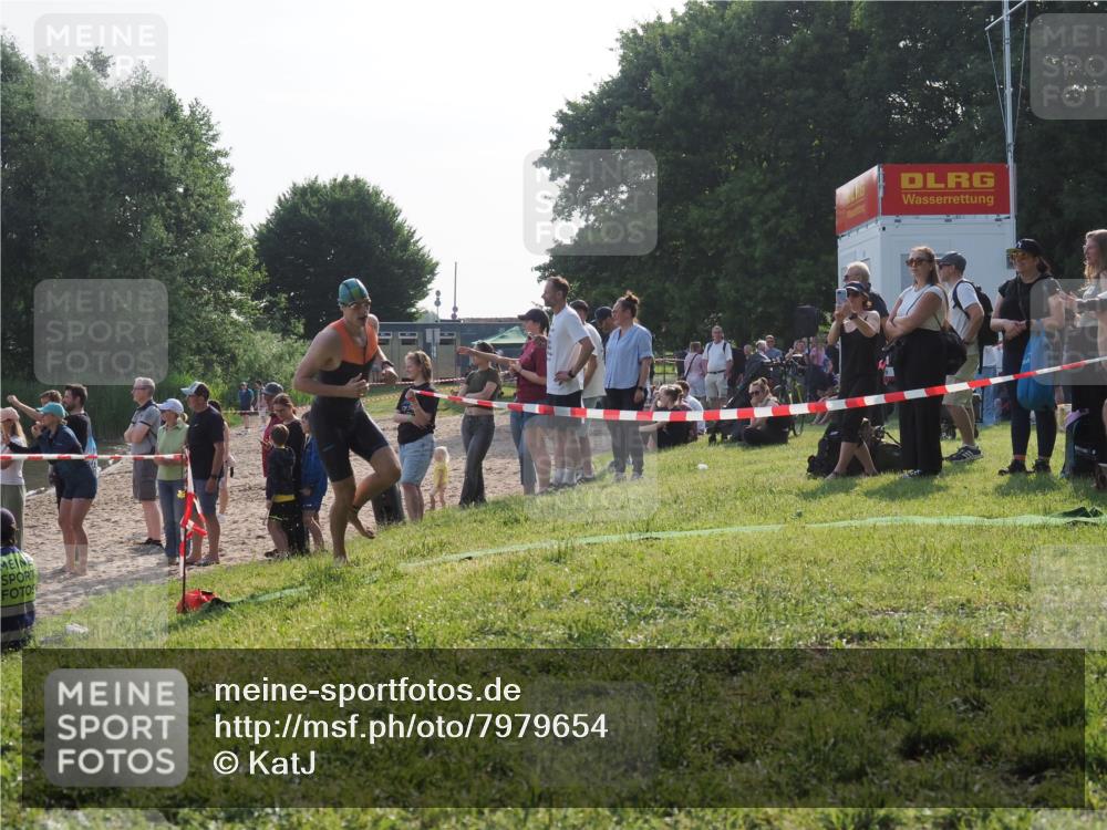 15.06.2025 - 27. Vierlanden-Triathlon KatJ http://msf.ph/oto/7979654 15.06.2025 08:43:43 Schwimmen 32, 65, 74 meine-sportfotos.de