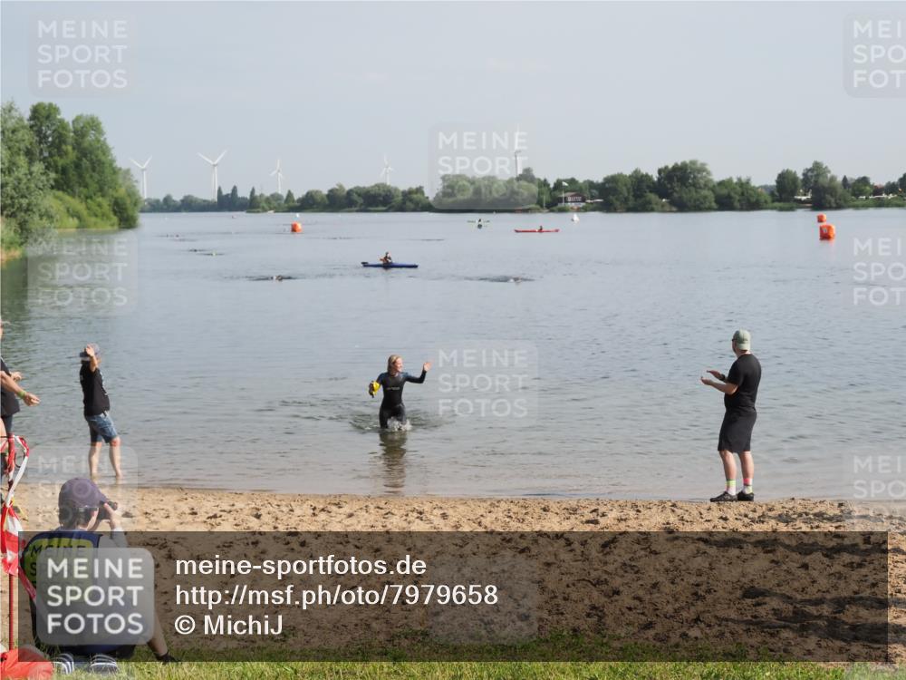 21.06.2025 - 27. Vierlanden-Triathlon MichiJ http://msf.ph/oto/7979658 15.06.2026 08:59:03 Schwimmen 227, 235 meine-sportfotos.de