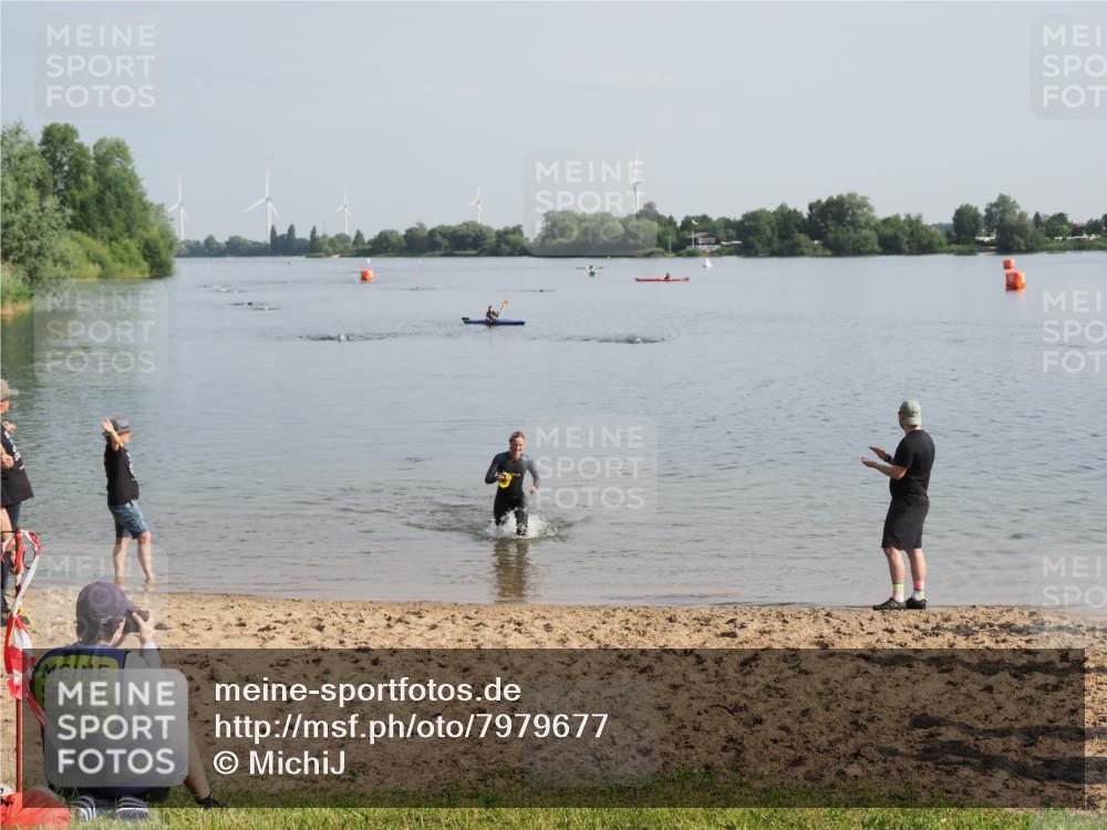 21.06.2025 - 27. Vierlanden-Triathlon MichiJ http://msf.ph/oto/7979677 15.06.2026 08:59:04 Schwimmen 227, 235 meine-sportfotos.de