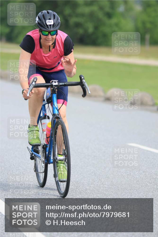 15.06.2025 - 27. Vierlanden-Triathlon H.Heesch http://msf.ph/oto/7979681 15.06.2025 10:35:15 Radfahren 26, 121, 251, 268, 330, 336 meine-sportfotos.de
