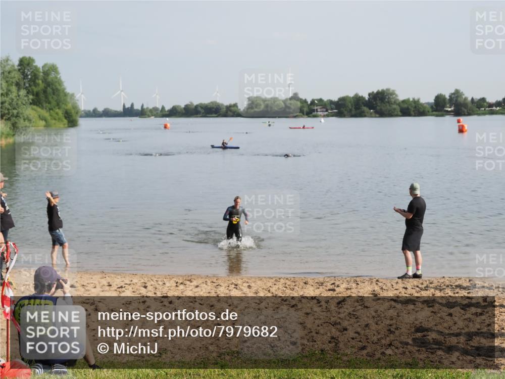 21.06.2025 - 27. Vierlanden-Triathlon MichiJ http://msf.ph/oto/7979682 15.06.2026 08:59:04 Schwimmen 227, 235 meine-sportfotos.de