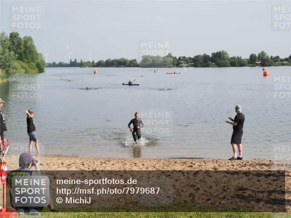 21.06.2025 - 27. Vierlanden-Triathlon MichiJ http://msf.ph/oto/7979687 15.06.2026 08:59:05 Schwimmen 227, 235 meine-sportfotos.de