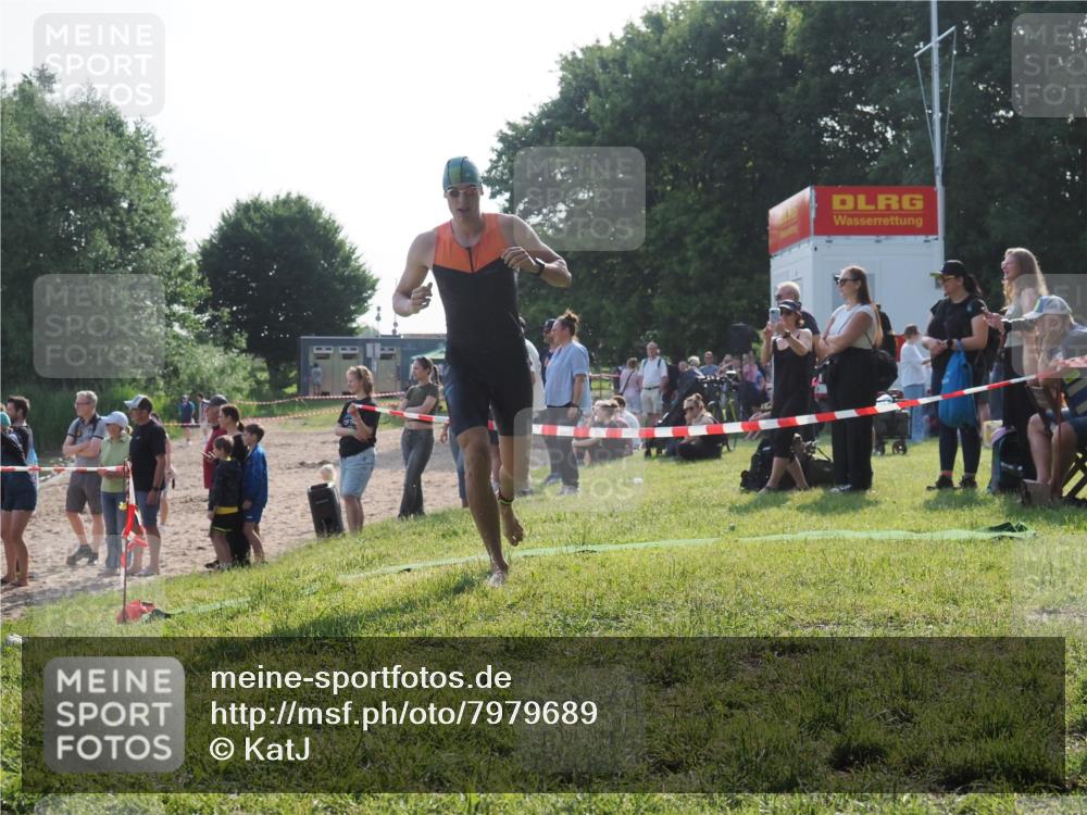 15.06.2025 - 27. Vierlanden-Triathlon KatJ http://msf.ph/oto/7979689 15.06.2025 08:43:44 Schwimmen 32, 65, 74 meine-sportfotos.de