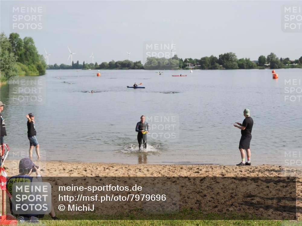 21.06.2025 - 27. Vierlanden-Triathlon MichiJ http://msf.ph/oto/7979696 15.06.2026 08:59:05 Schwimmen 227, 235 meine-sportfotos.de