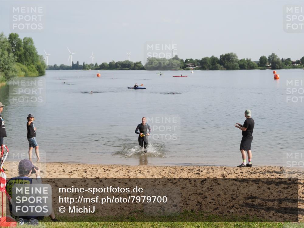 21.06.2025 - 27. Vierlanden-Triathlon MichiJ http://msf.ph/oto/7979700 15.06.2026 08:59:05 Schwimmen 227, 235 meine-sportfotos.de