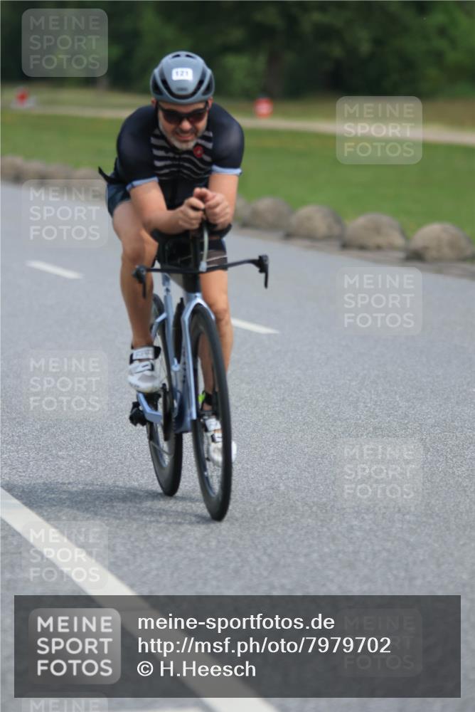 15.06.2025 - 27. Vierlanden-Triathlon H.Heesch http://msf.ph/oto/7979702 15.06.2025 10:35:19 Radfahren 26, 121, 213, 251, 268, 336 meine-sportfotos.de