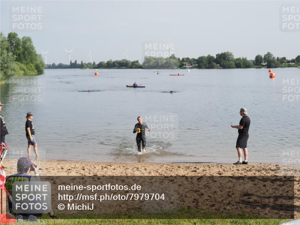 21.06.2025 - 27. Vierlanden-Triathlon MichiJ http://msf.ph/oto/7979704 15.06.2026 08:59:06 Schwimmen 227, 235 meine-sportfotos.de
