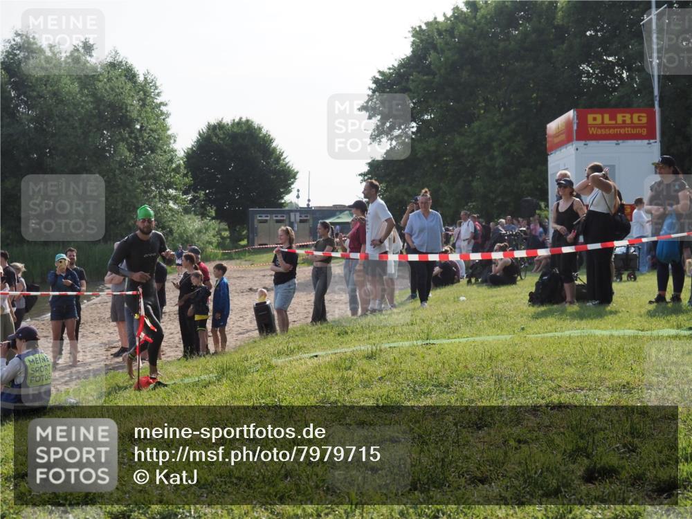 15.06.2025 - 27. Vierlanden-Triathlon KatJ http://msf.ph/oto/7979715 15.06.2025 08:43:52 Schwimmen 32, 84, 113 meine-sportfotos.de