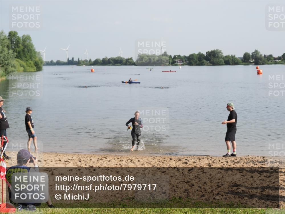 21.06.2025 - 27. Vierlanden-Triathlon MichiJ http://msf.ph/oto/7979717 15.06.2026 08:59:06 Schwimmen 227, 235 meine-sportfotos.de