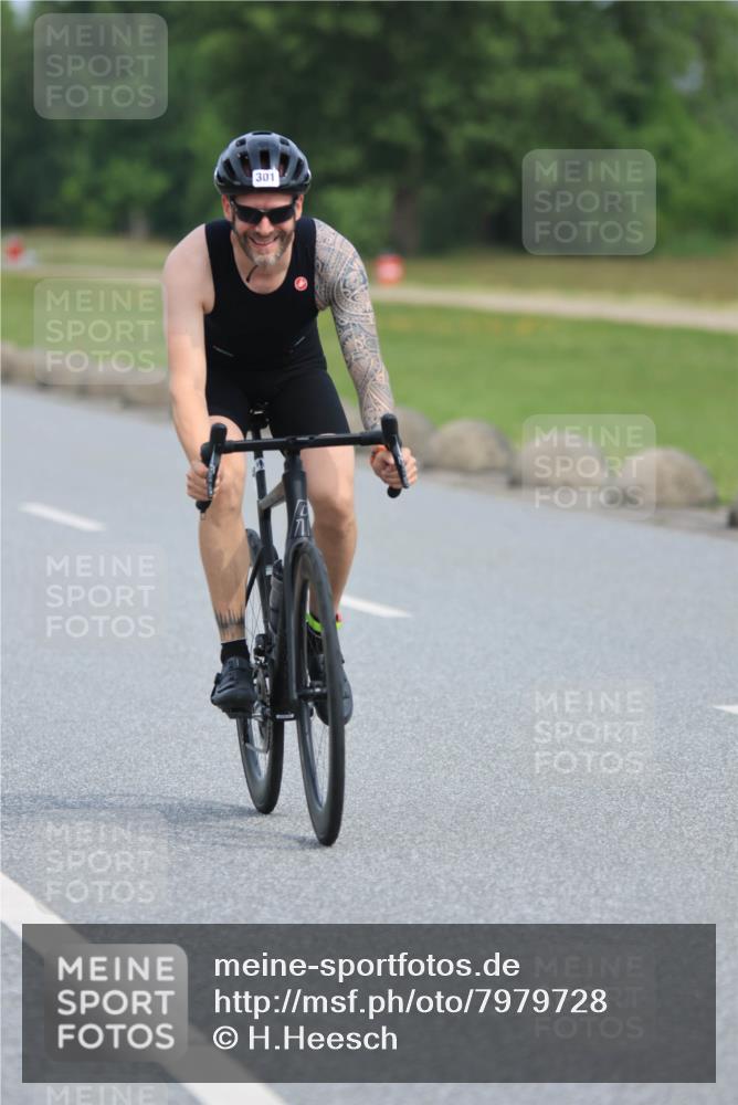 15.06.2025 - 27. Vierlanden-Triathlon H.Heesch http://msf.ph/oto/7979728 15.06.2025 10:35:32 Radfahren 99, 106, 239, 272, 301 meine-sportfotos.de