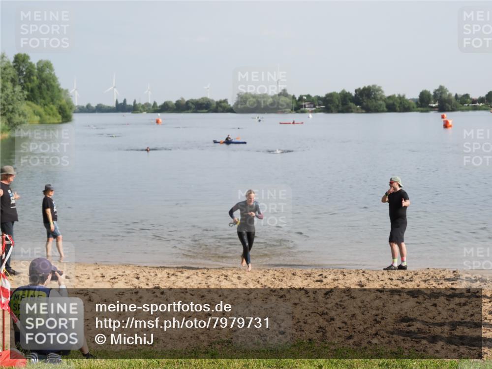 21.06.2025 - 27. Vierlanden-Triathlon MichiJ http://msf.ph/oto/7979731 15.06.2026 08:59:07 Schwimmen 227, 235 meine-sportfotos.de
