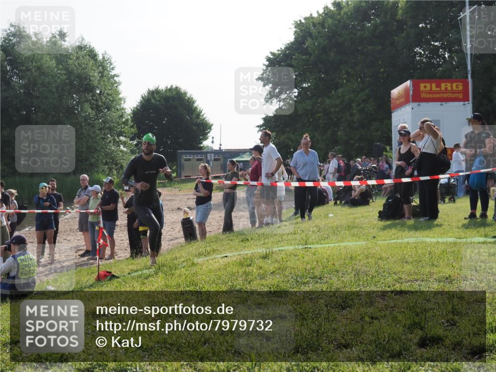 15.06.2025 - 27. Vierlanden-Triathlon KatJ http://msf.ph/oto/7979732 15.06.2025 08:43:52 Schwimmen 32, 84, 113 meine-sportfotos.de