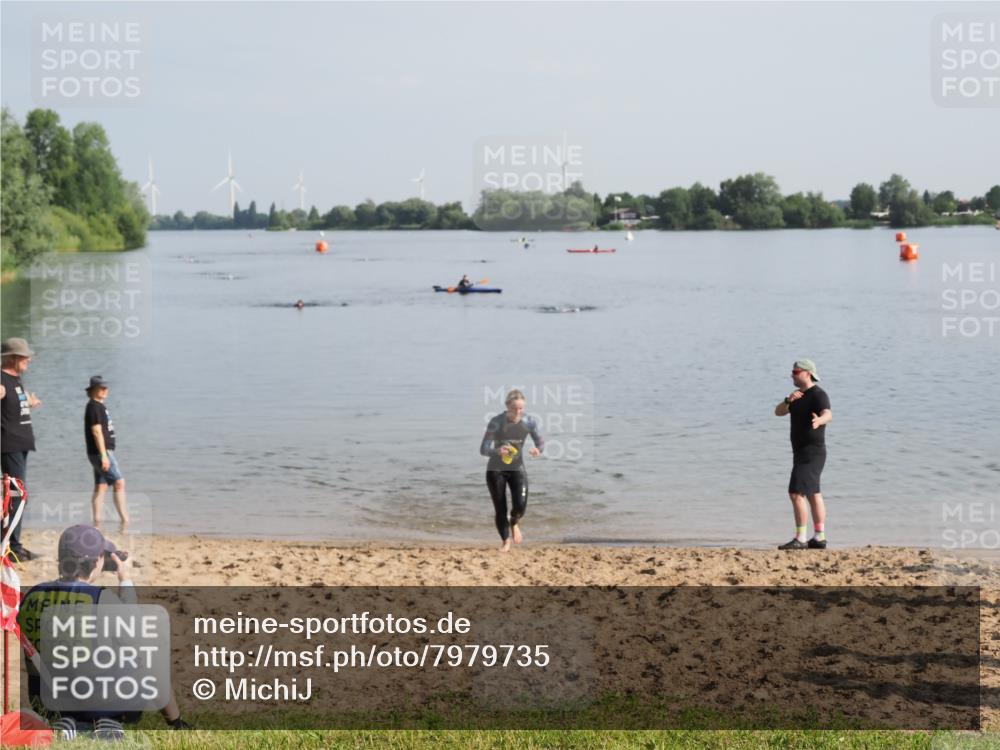 21.06.2025 - 27. Vierlanden-Triathlon MichiJ http://msf.ph/oto/7979735 15.06.2026 08:59:07 Schwimmen 227, 235 meine-sportfotos.de