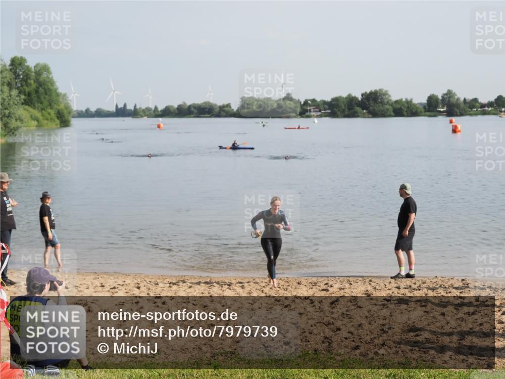 21.06.2025 - 27. Vierlanden-Triathlon MichiJ http://msf.ph/oto/7979739 15.06.2026 08:59:07 Schwimmen 227, 235 meine-sportfotos.de