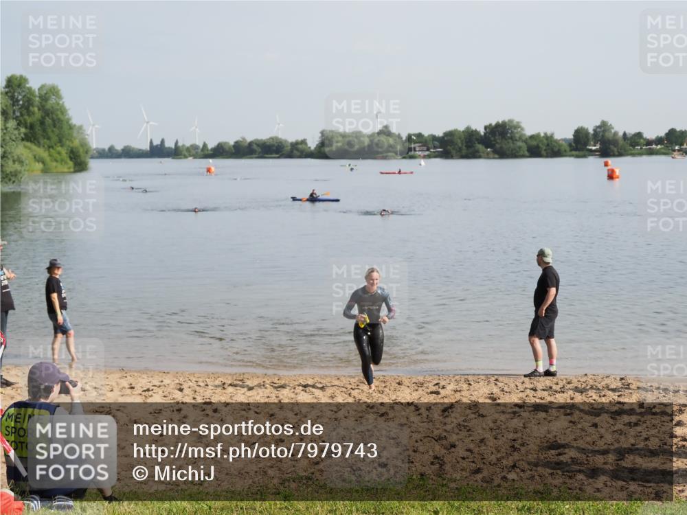 21.06.2025 - 27. Vierlanden-Triathlon MichiJ http://msf.ph/oto/7979743 15.06.2026 08:59:07 Schwimmen 227, 235 meine-sportfotos.de