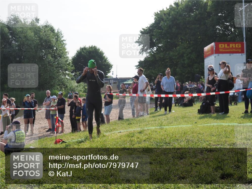 15.06.2025 - 27. Vierlanden-Triathlon KatJ http://msf.ph/oto/7979747 15.06.2025 08:43:53 Schwimmen 84, 113 meine-sportfotos.de