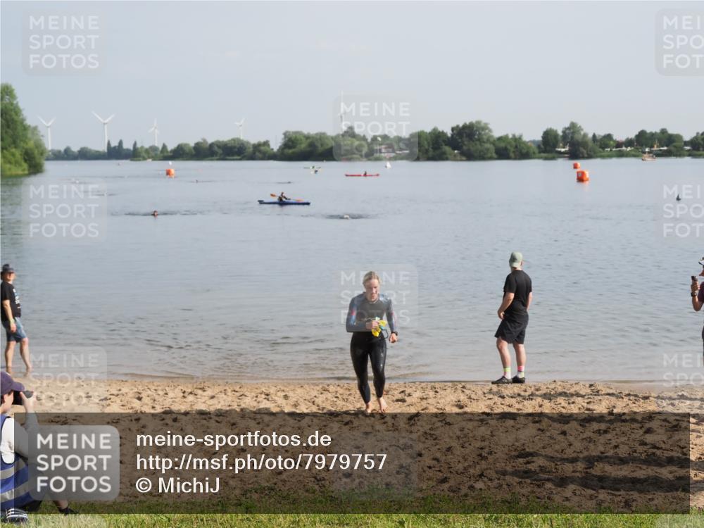 21.06.2025 - 27. Vierlanden-Triathlon MichiJ http://msf.ph/oto/7979757 15.06.2026 08:59:08 Schwimmen 227, 235 meine-sportfotos.de