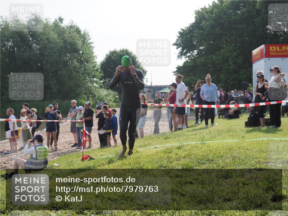15.06.2025 - 27. Vierlanden-Triathlon KatJ http://msf.ph/oto/7979763 15.06.2025 08:43:54 Schwimmen 23, 84, 113 meine-sportfotos.de