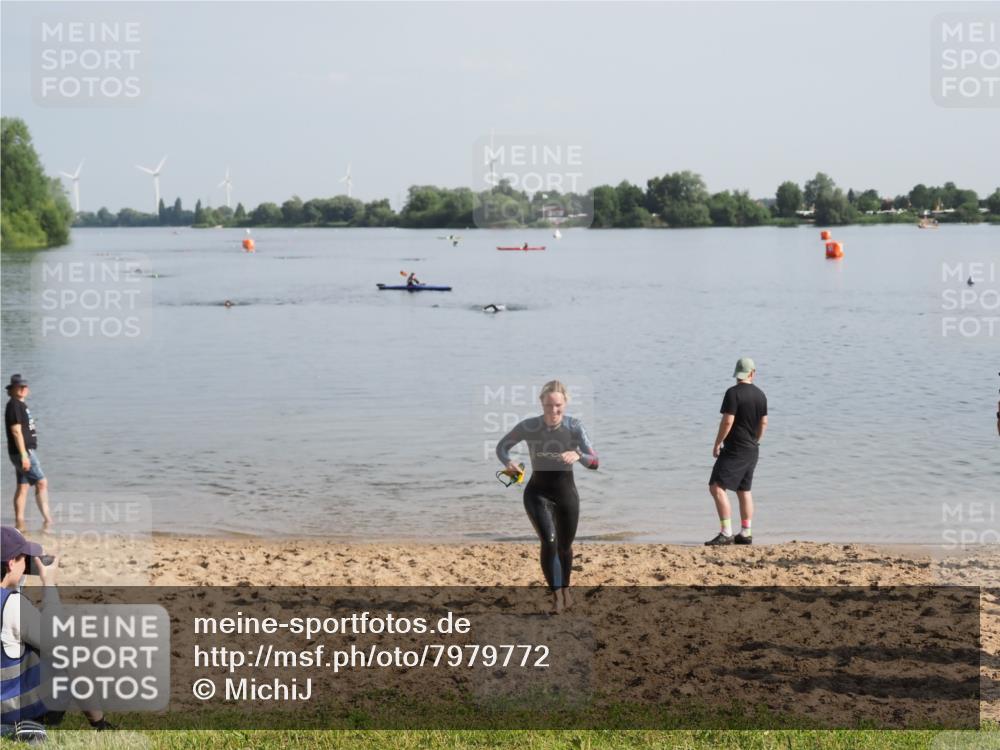 21.06.2025 - 27. Vierlanden-Triathlon MichiJ http://msf.ph/oto/7979772 15.06.2026 08:59:08 Schwimmen 227, 235 meine-sportfotos.de