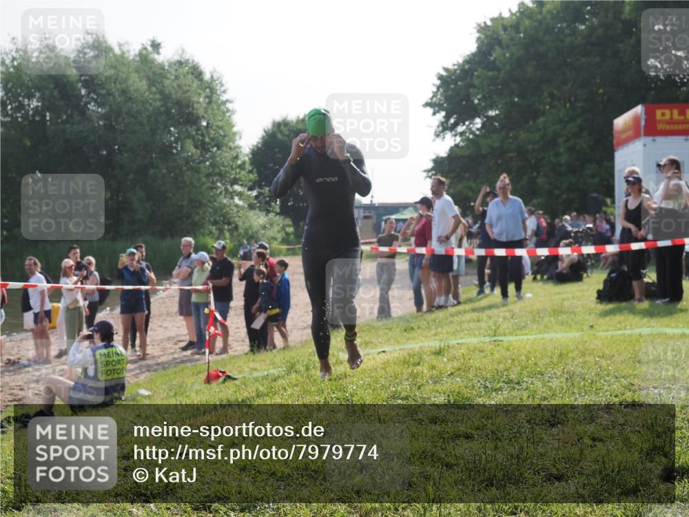 15.06.2025 - 27. Vierlanden-Triathlon KatJ http://msf.ph/oto/7979774 15.06.2025 08:43:54 Schwimmen 23, 84, 113 meine-sportfotos.de