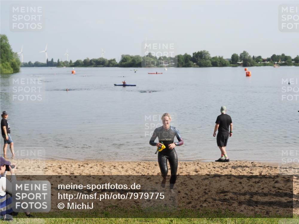 21.06.2025 - 27. Vierlanden-Triathlon MichiJ http://msf.ph/oto/7979775 15.06.2026 08:59:09 Schwimmen 227, 235 meine-sportfotos.de