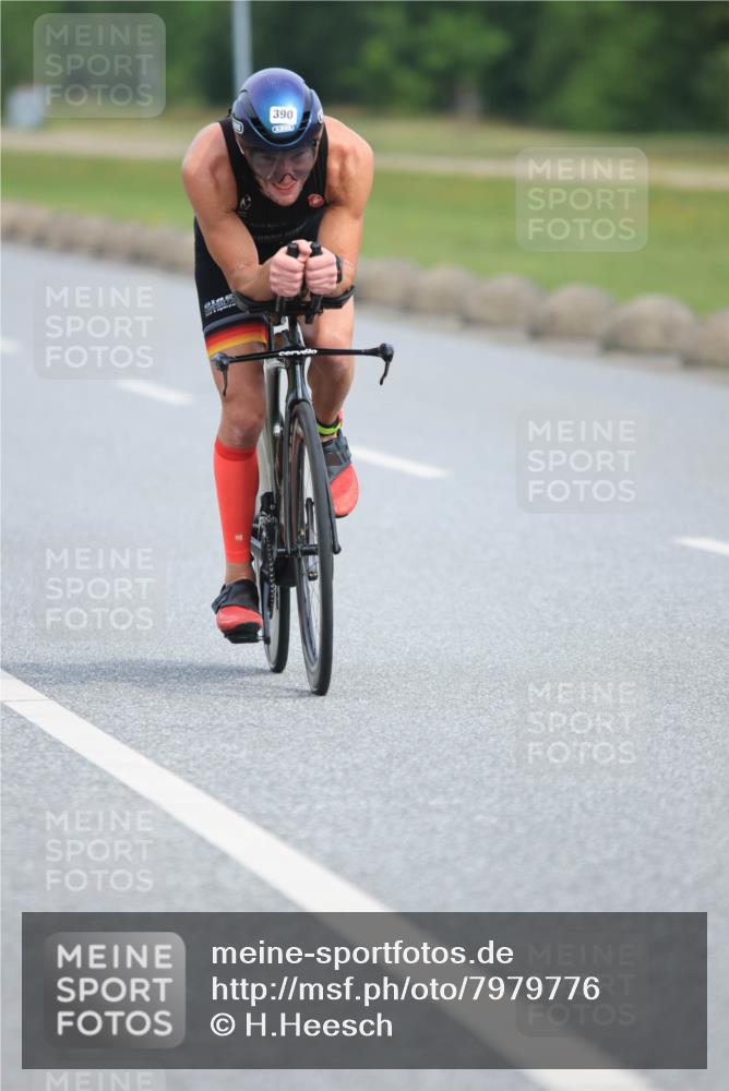 15.06.2025 - 27. Vierlanden-Triathlon H.Heesch http://msf.ph/oto/7979776 15.06.2025 10:35:57 Radfahren 87, 300, 338, 390 meine-sportfotos.de