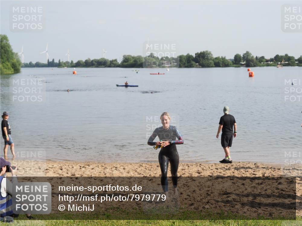 21.06.2025 - 27. Vierlanden-Triathlon MichiJ http://msf.ph/oto/7979779 15.06.2026 08:59:09 Schwimmen 227, 235 meine-sportfotos.de