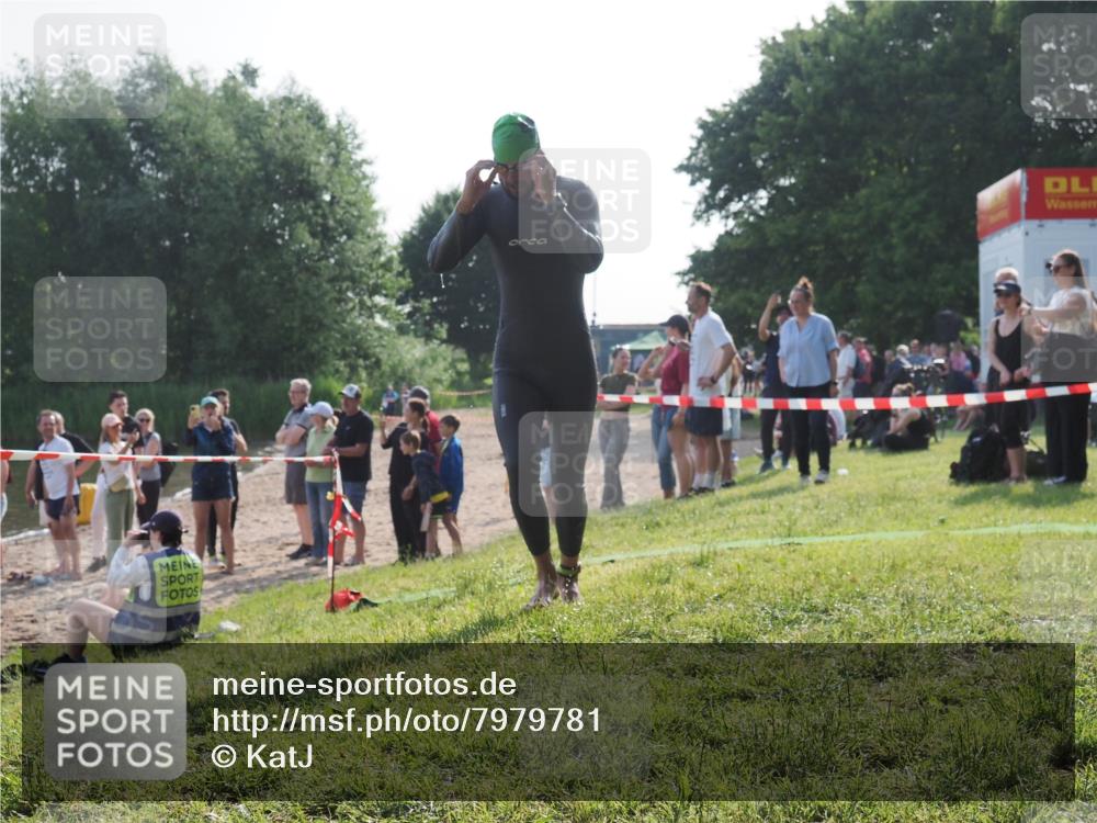 15.06.2025 - 27. Vierlanden-Triathlon KatJ http://msf.ph/oto/7979781 15.06.2025 08:43:55 Schwimmen 23, 84, 113 meine-sportfotos.de