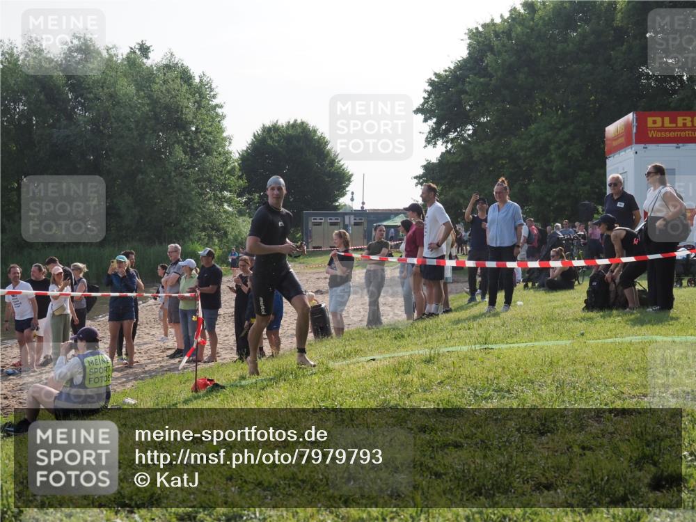 15.06.2025 - 27. Vierlanden-Triathlon KatJ http://msf.ph/oto/7979793 15.06.2025 08:43:56 Schwimmen 23, 84, 113 meine-sportfotos.de