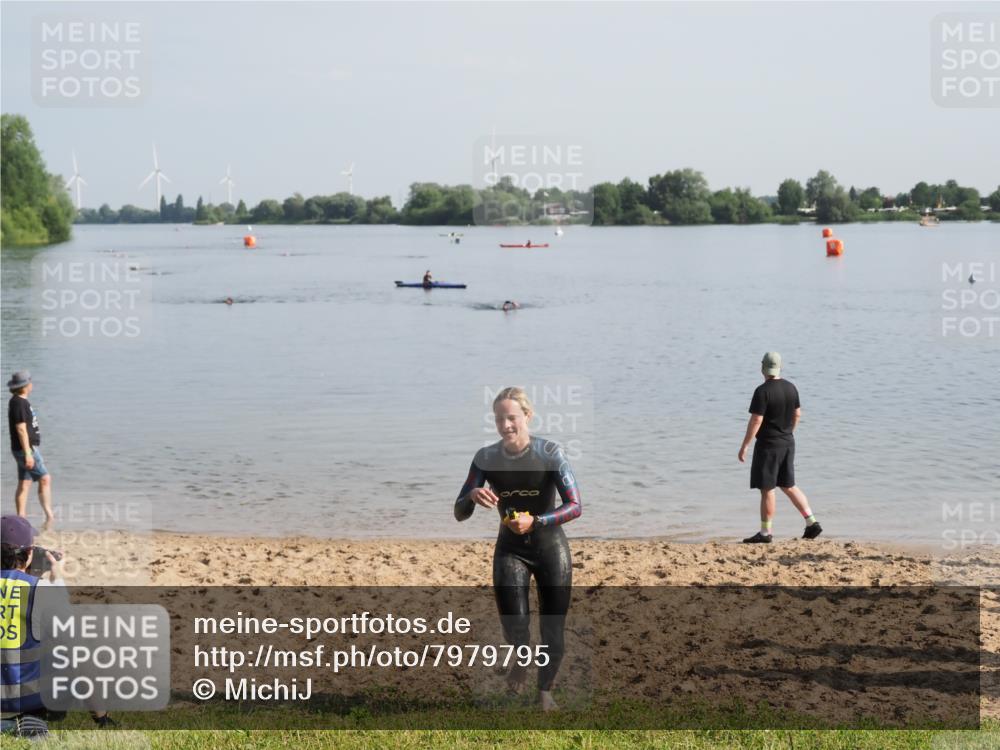 21.06.2025 - 27. Vierlanden-Triathlon MichiJ http://msf.ph/oto/7979795 15.06.2026 08:59:10 Schwimmen 227 meine-sportfotos.de