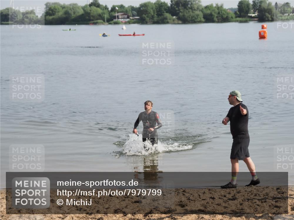 21.06.2025 - 27. Vierlanden-Triathlon MichiJ http://msf.ph/oto/7979799 15.06.2026 08:59:51 Schwimmen 241 meine-sportfotos.de