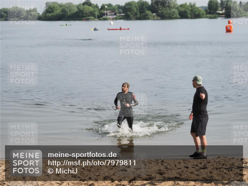 21.06.2025 - 27. Vierlanden-Triathlon MichiJ http://msf.ph/oto/7979811 15.06.2026 08:59:51 Schwimmen 241 meine-sportfotos.de