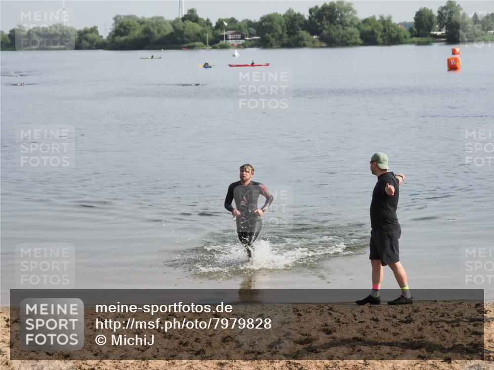 21.06.2025 - 27. Vierlanden-Triathlon MichiJ http://msf.ph/oto/7979828 15.06.2026 08:59:52 Schwimmen 241 meine-sportfotos.de
