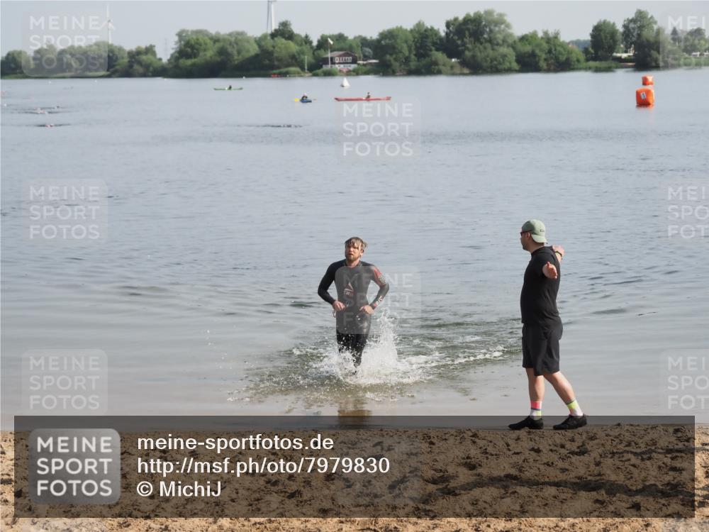 21.06.2025 - 27. Vierlanden-Triathlon MichiJ http://msf.ph/oto/7979830 15.06.2026 08:59:52 Schwimmen 241 meine-sportfotos.de