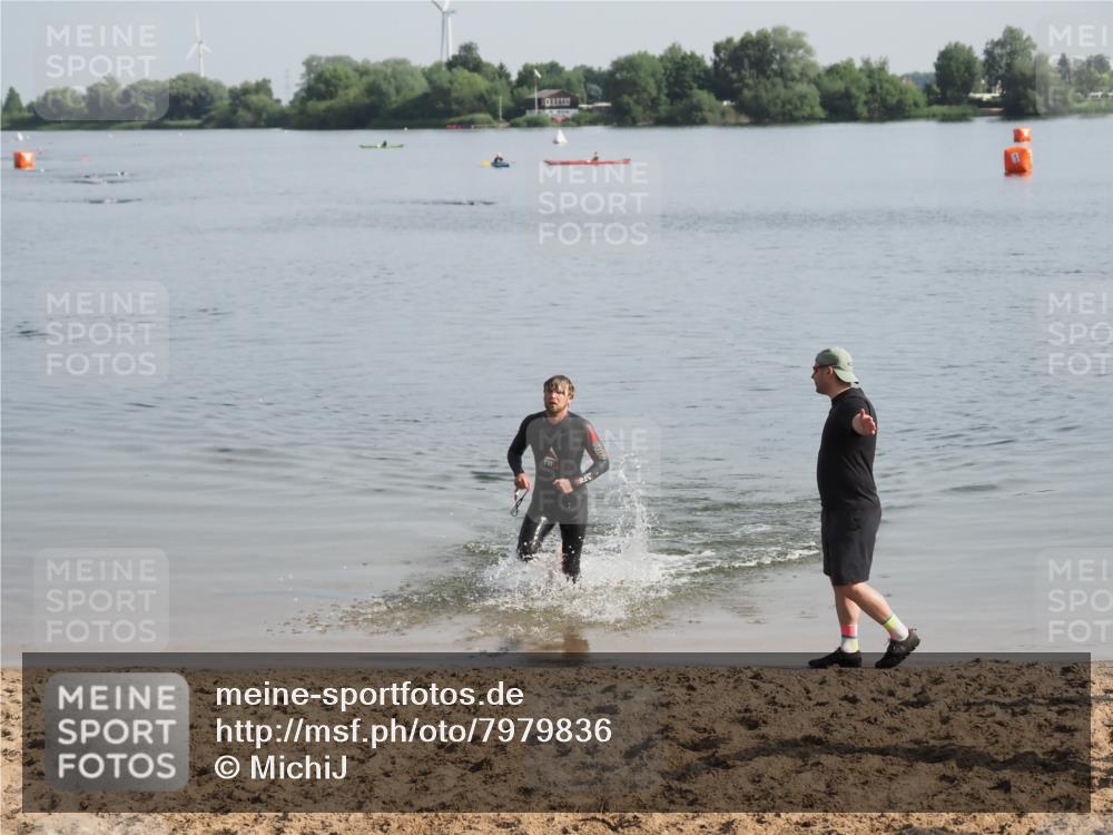 21.06.2025 - 27. Vierlanden-Triathlon MichiJ http://msf.ph/oto/7979836 15.06.2026 08:59:52 Schwimmen 241 meine-sportfotos.de