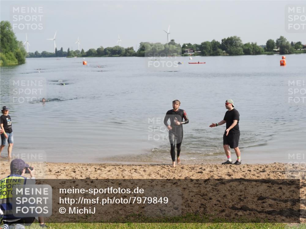 21.06.2025 - 27. Vierlanden-Triathlon MichiJ http://msf.ph/oto/7979849 15.06.2026 08:59:53 Schwimmen 241 meine-sportfotos.de