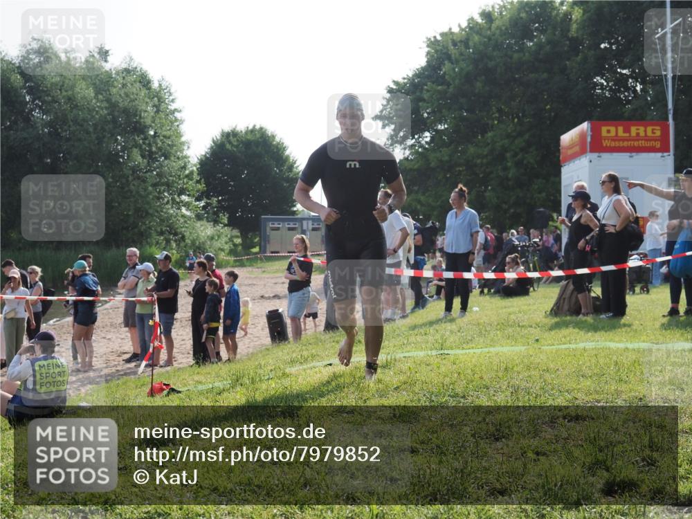15.06.2025 - 27. Vierlanden-Triathlon KatJ http://msf.ph/oto/7979852 15.06.2025 08:43:58 Schwimmen 23, 84, 113, 183 meine-sportfotos.de
