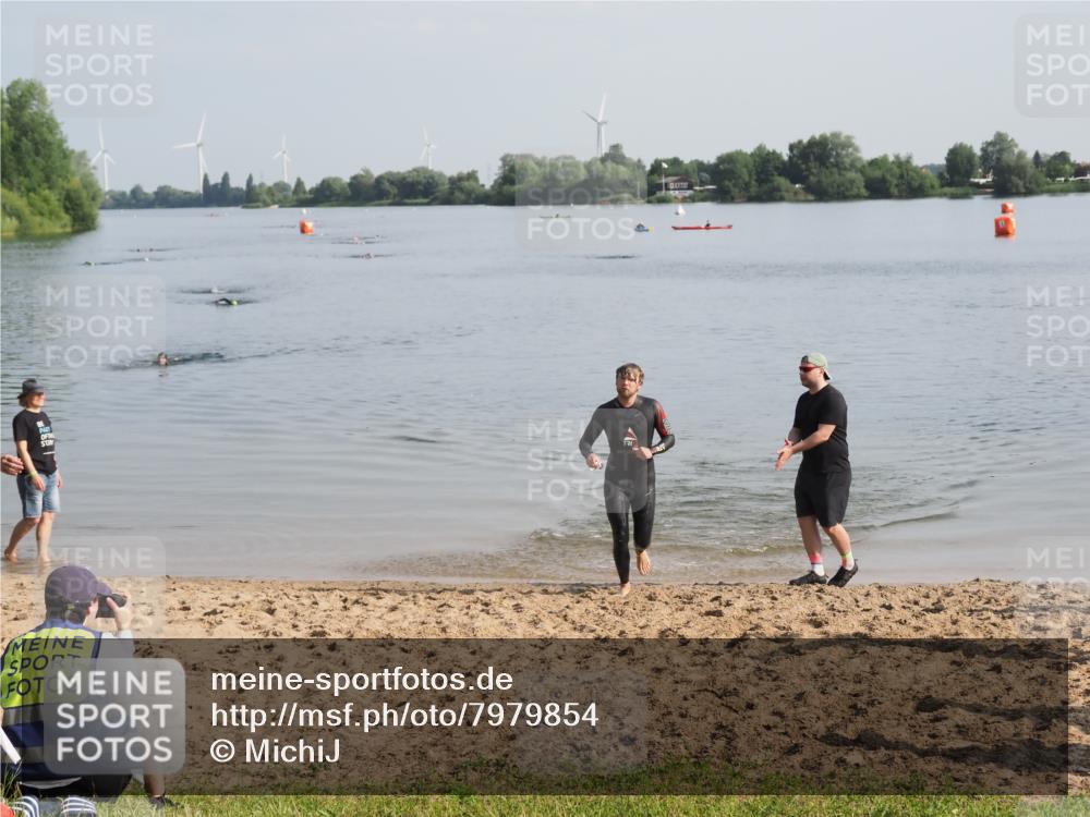 21.06.2025 - 27. Vierlanden-Triathlon MichiJ http://msf.ph/oto/7979854 15.06.2026 08:59:54 Schwimmen 241 meine-sportfotos.de