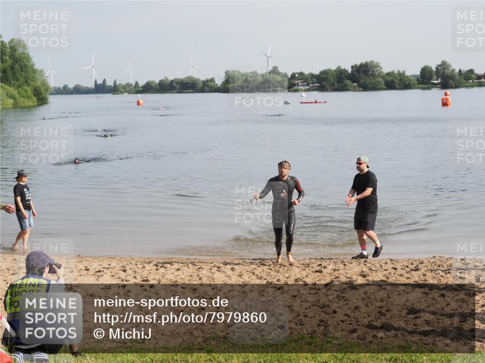 21.06.2025 - 27. Vierlanden-Triathlon MichiJ http://msf.ph/oto/7979860 15.06.2026 08:59:54 Schwimmen 241 meine-sportfotos.de